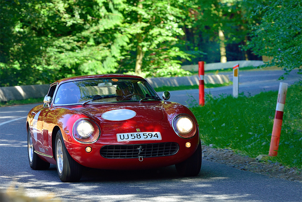 Racerveteranen Kaj Bertelsen fra Viborg gav opvisning med sin umådeligt sjældne Ferrari 275 GTB fra 1965, en bil der blev bygget i 1007 eksemplarer i perioden 1964-68.
(Foto: Michael Eisenberg)